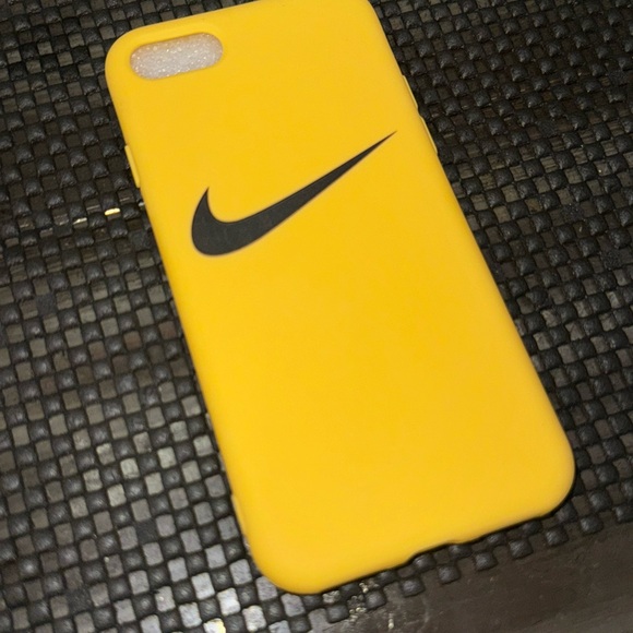 iPhone SE Case Yellow ⭐️⭐️⭐️⭐️⭐️ - Picture 3 of 7